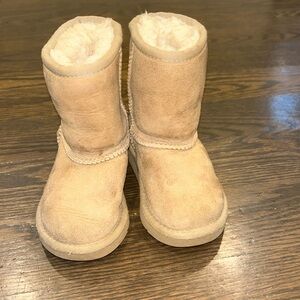 Toddler classic Uggs size 7. Color sand.